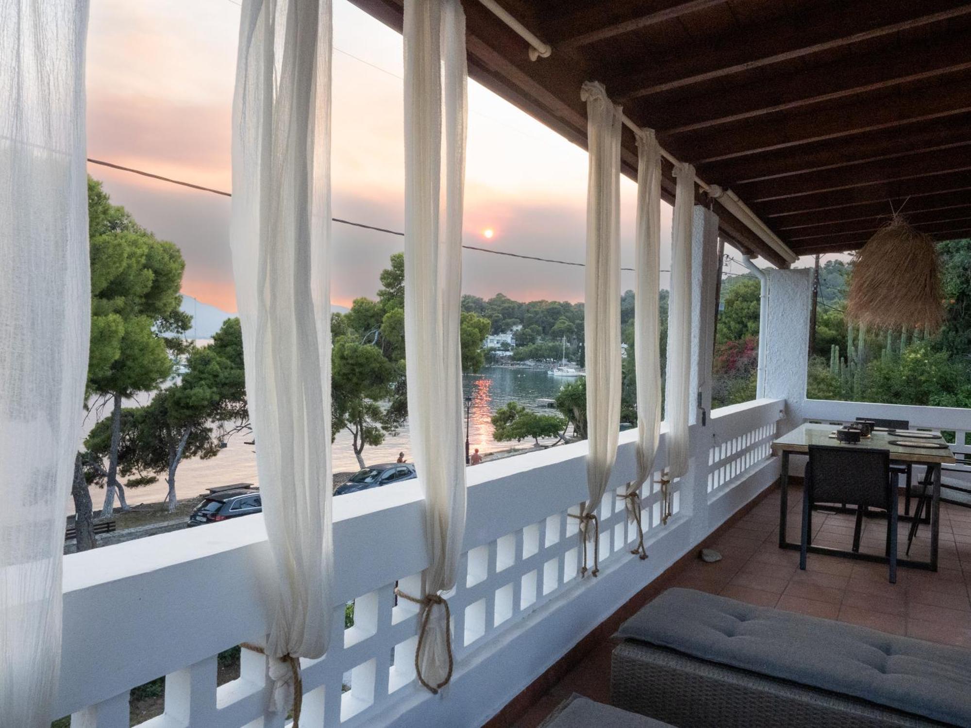 Seaview Apartment - Poros Relaxing Beachfront Flat Pórosz Kültér fotó
