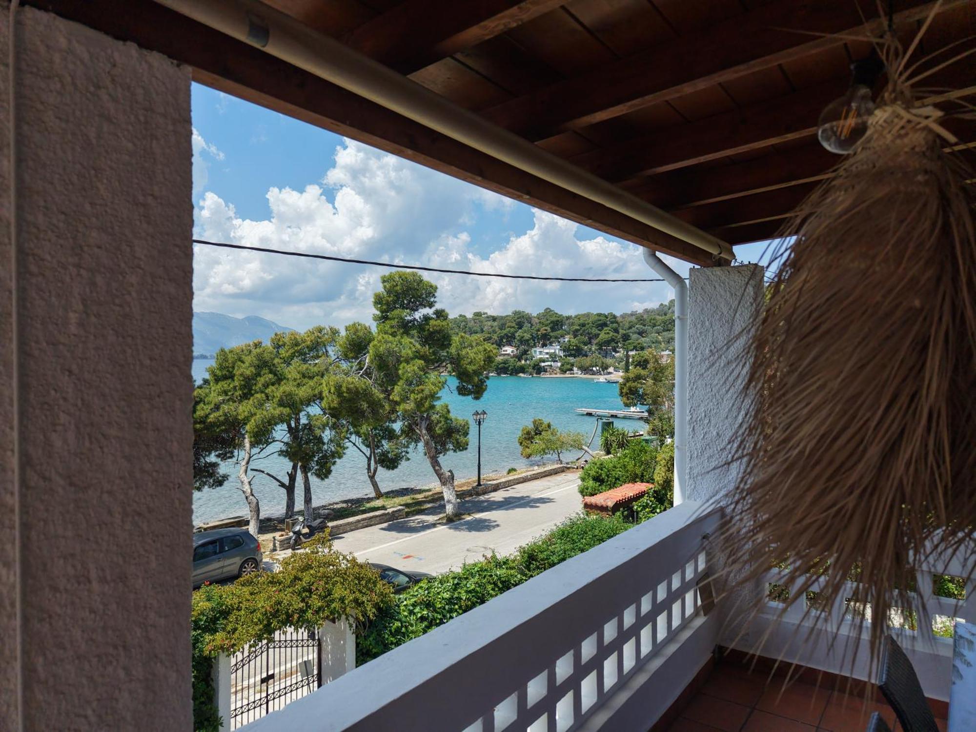 Seaview Apartment - Poros Relaxing Beachfront Flat Pórosz Kültér fotó